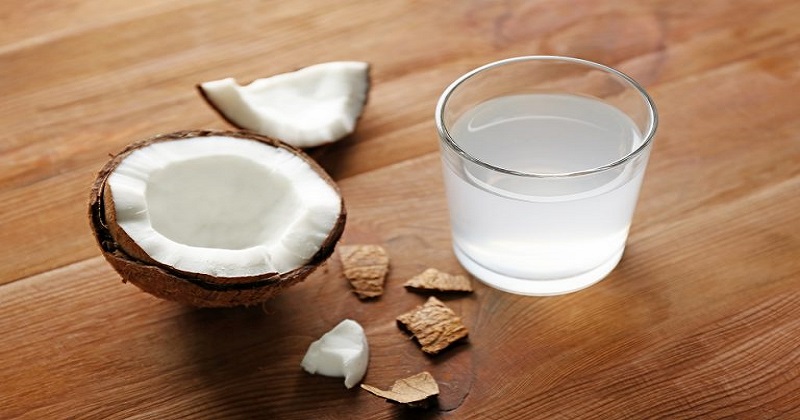 Conheça benefícios da água de coco